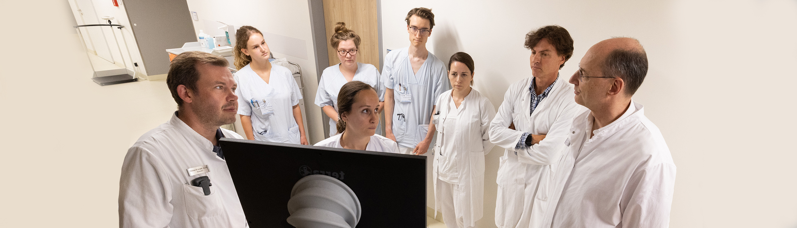 Ein Team von Ärzten diskutiert